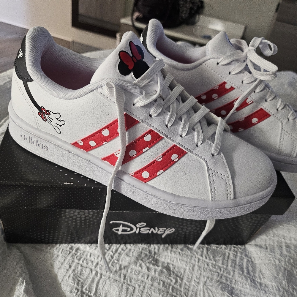 Women 6.0 US‎ Adidas Grandcourtbase Grand Court Base/White/Minnie/Disney